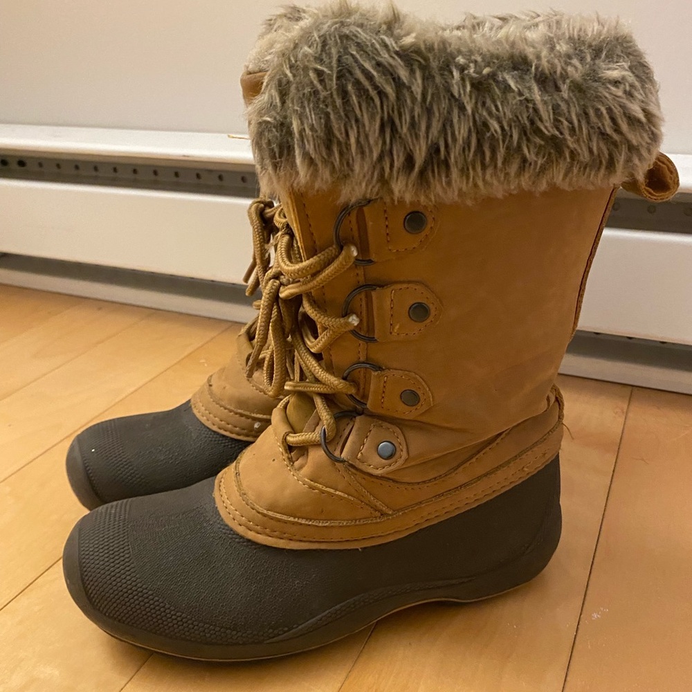 Snow boots